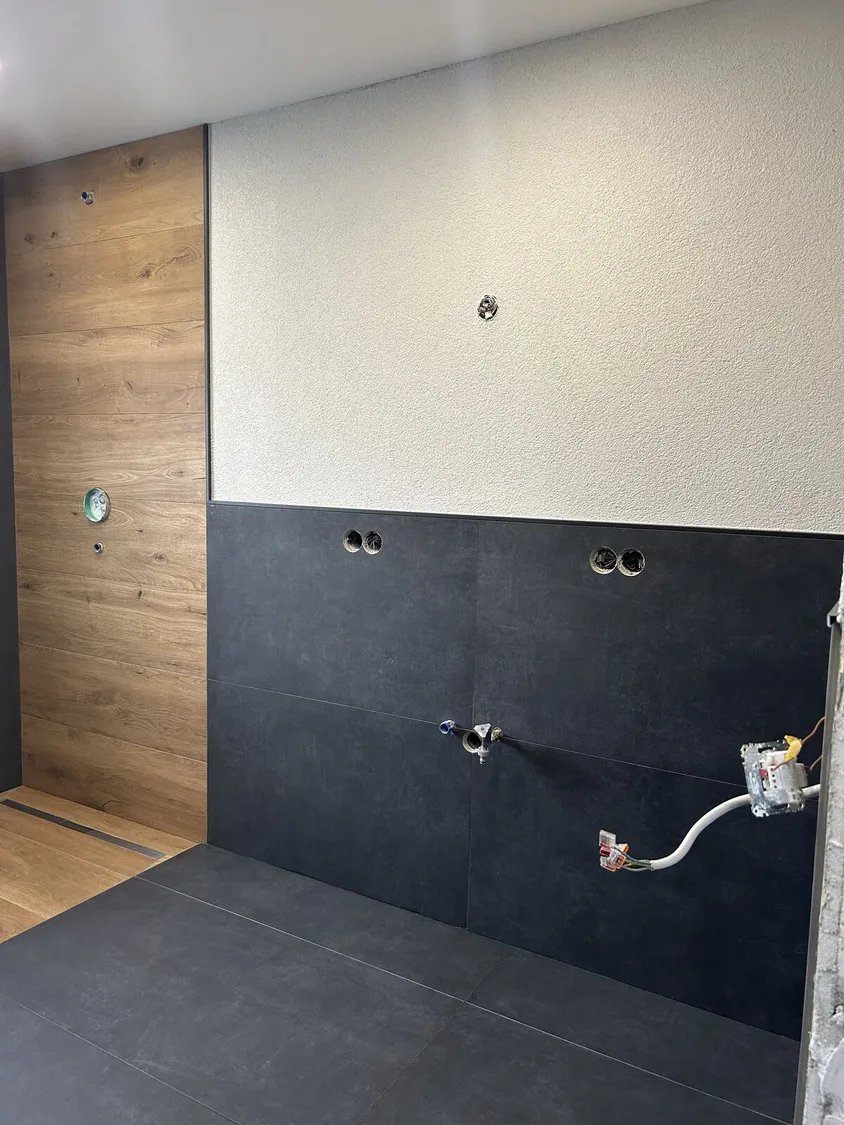 Fliesen · Bad – Anthrazit mit Holz-Akzent