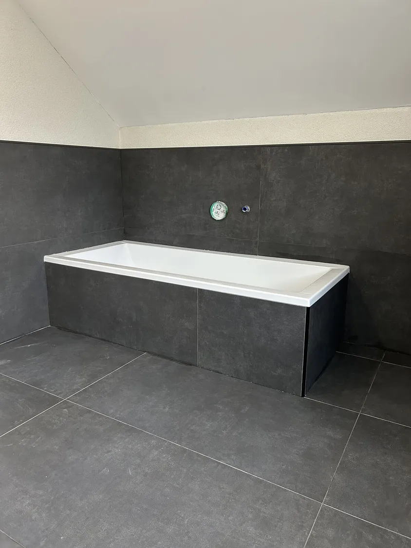 Fliesen · Bad – Anthrazit-Bad mit Wanne