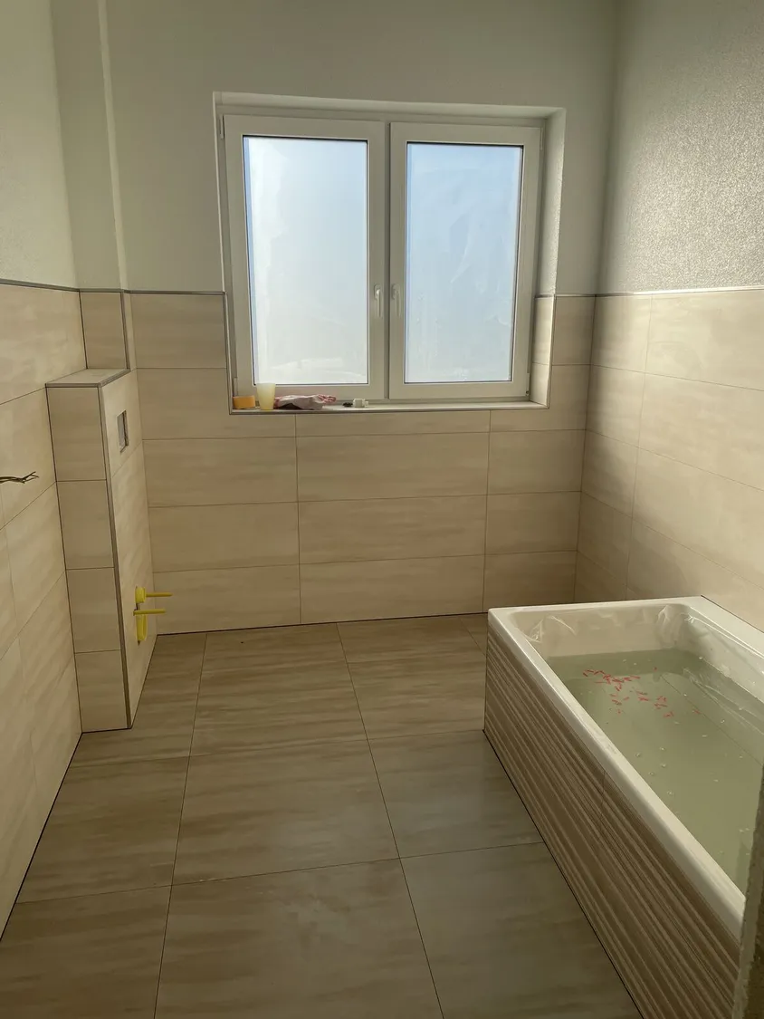 Fliesen · Bad – Beige Bad mit Fenster