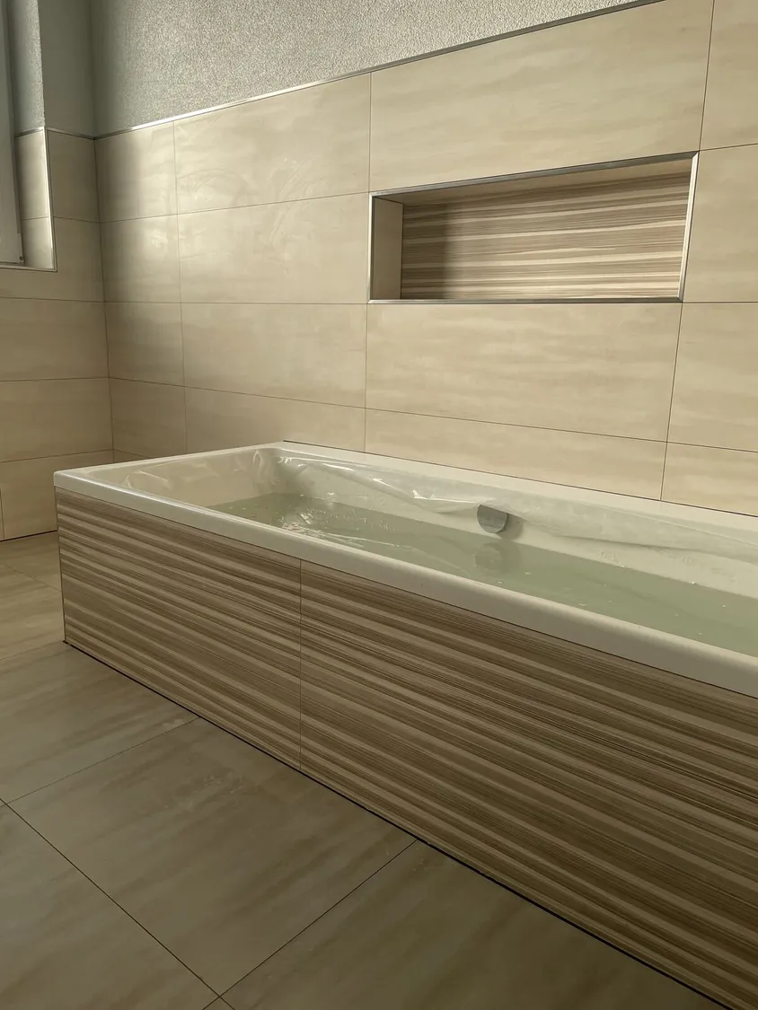 Fliesen · Bad – Beige Wanne mit Rillen-Verkleidung