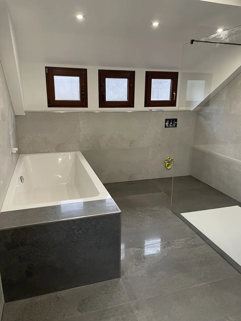 Fliesen · Bad – Komplettbad mit Wanne & Walk-in