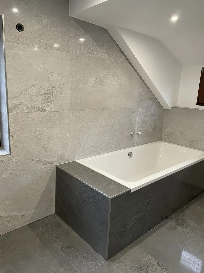 Fliesen · Bad – Wanne mit Großformat-Verkleidung