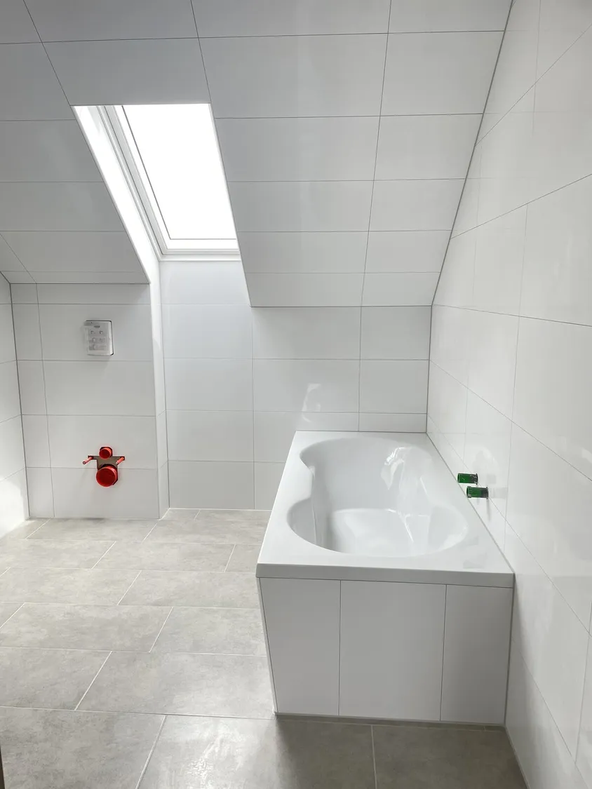 Fliesen · Bad – Helles Dachbad mit Velux