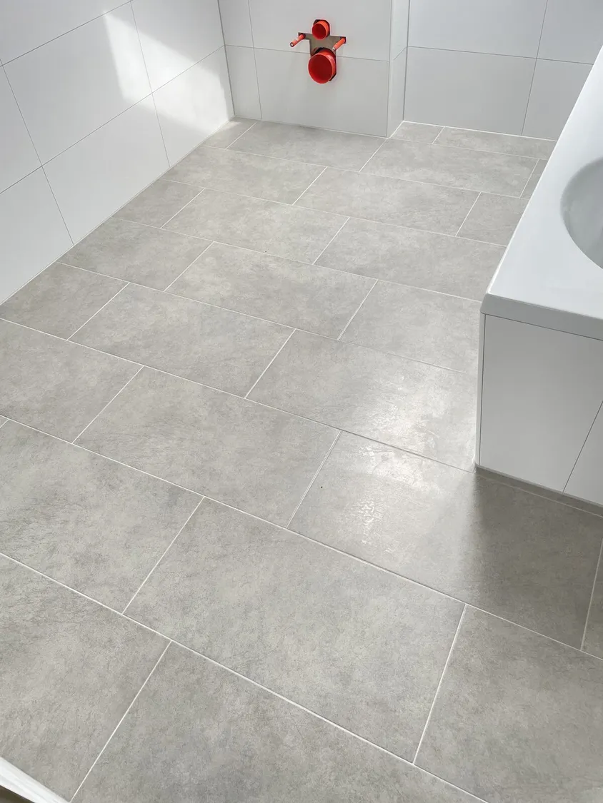 Fliesen · Boden – Beton-Optik Boden mit Wanne