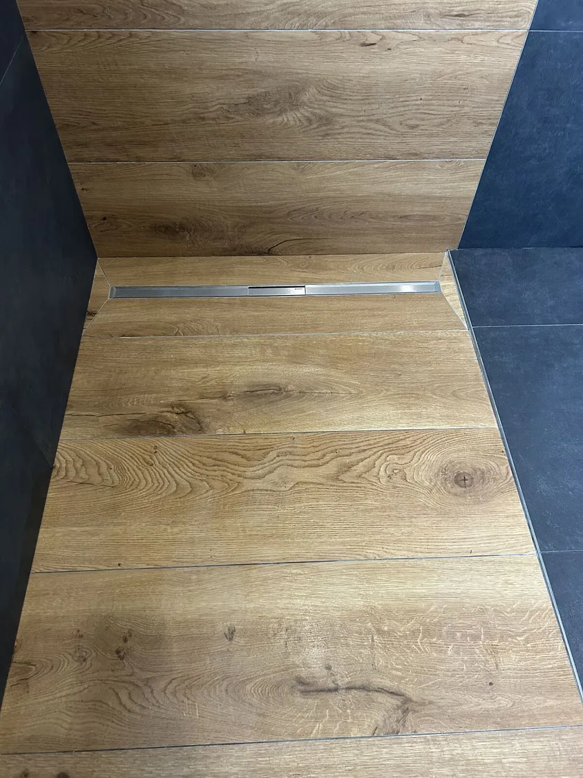Fliesen · Boden – Holzoptik mit Edelstahl-Rinne