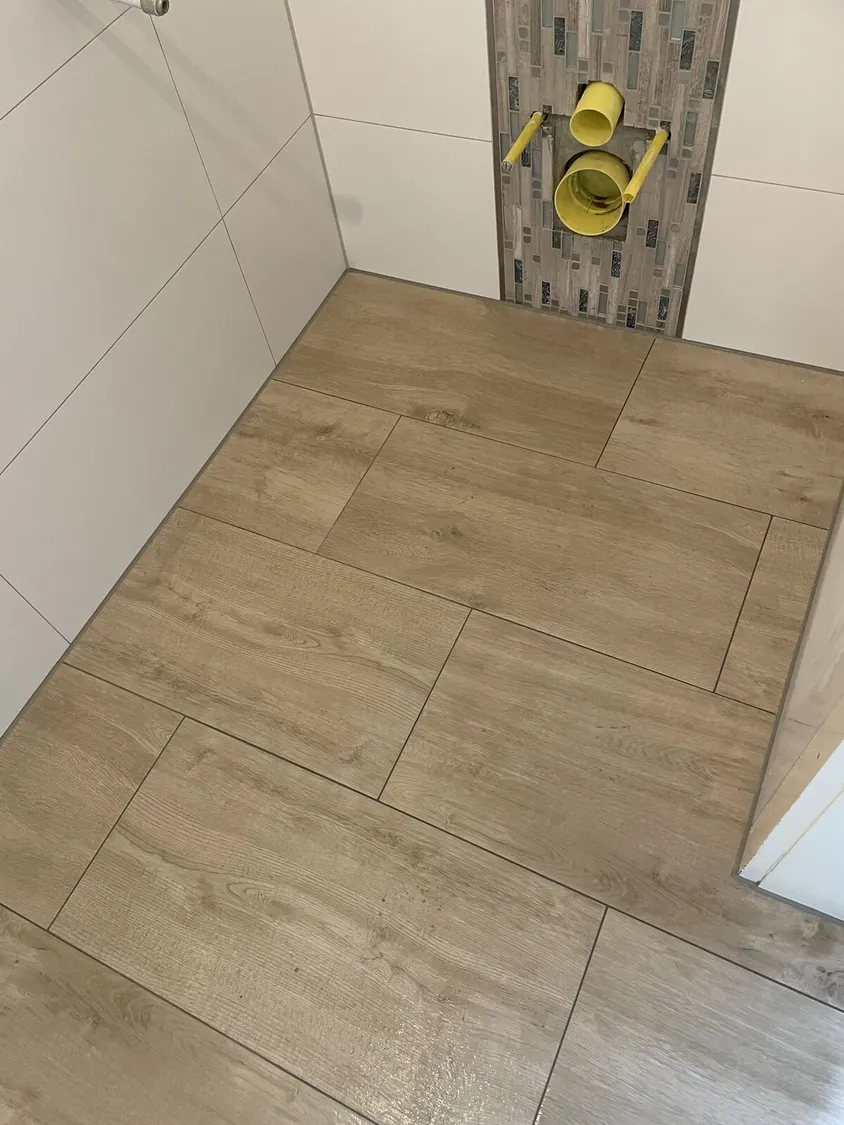 Fliesen · Detail – Holzoptik mit Mosaik-Akzent