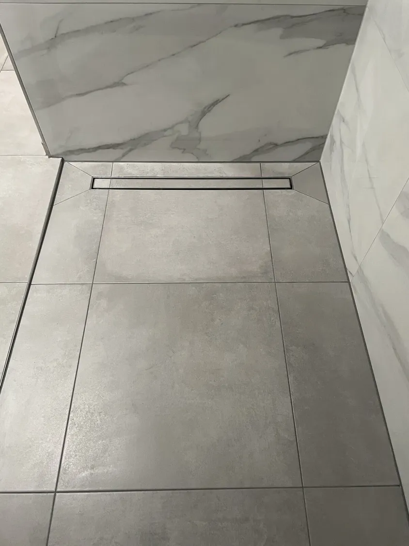 Fliesen · Bad – Marmor-Wand mit Beton-Boden