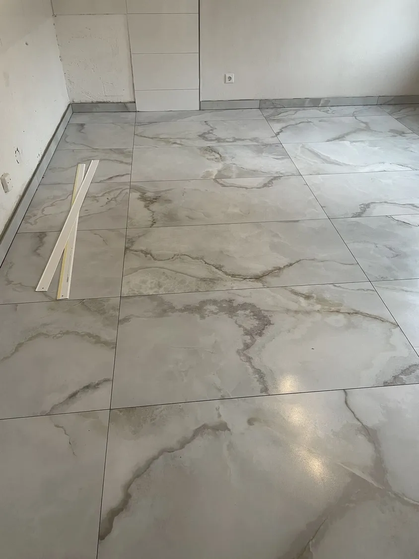 Fliesen · Boden – Marmor-Optik Pearl im Wohnraum