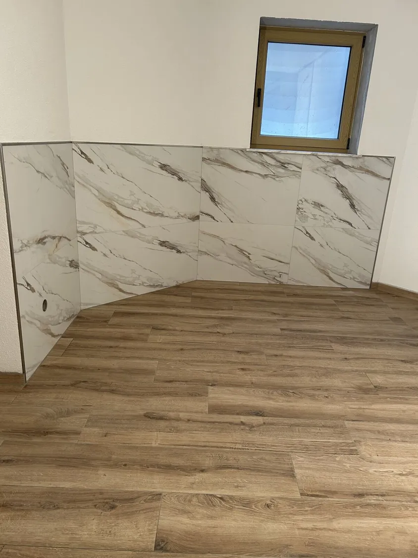 Fliesen · Detail – Marmor-Eckwand mit Holzboden