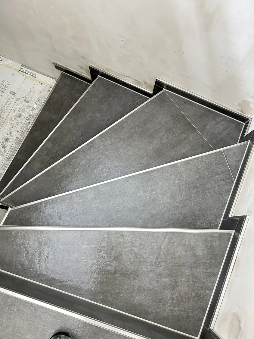 Fliesen · Treppe – Treppenverkleidung anthrazit