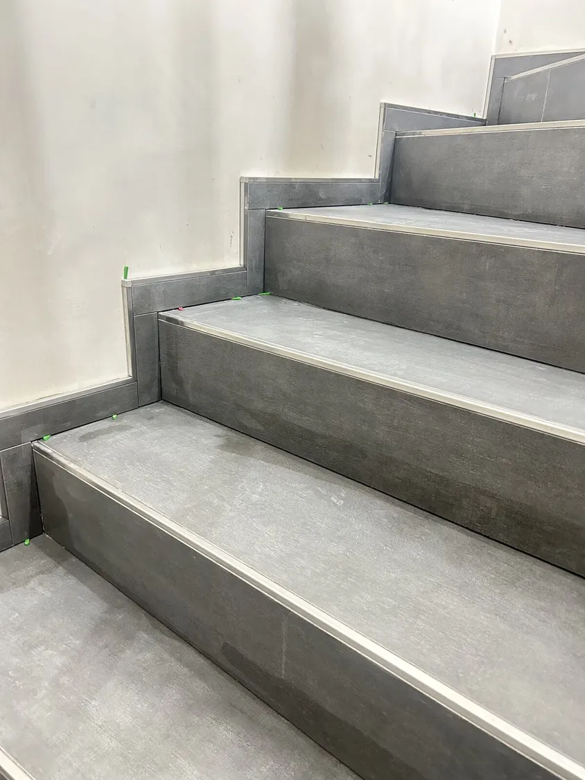 Umbau · Treppe – Treppe in Beton-Optik