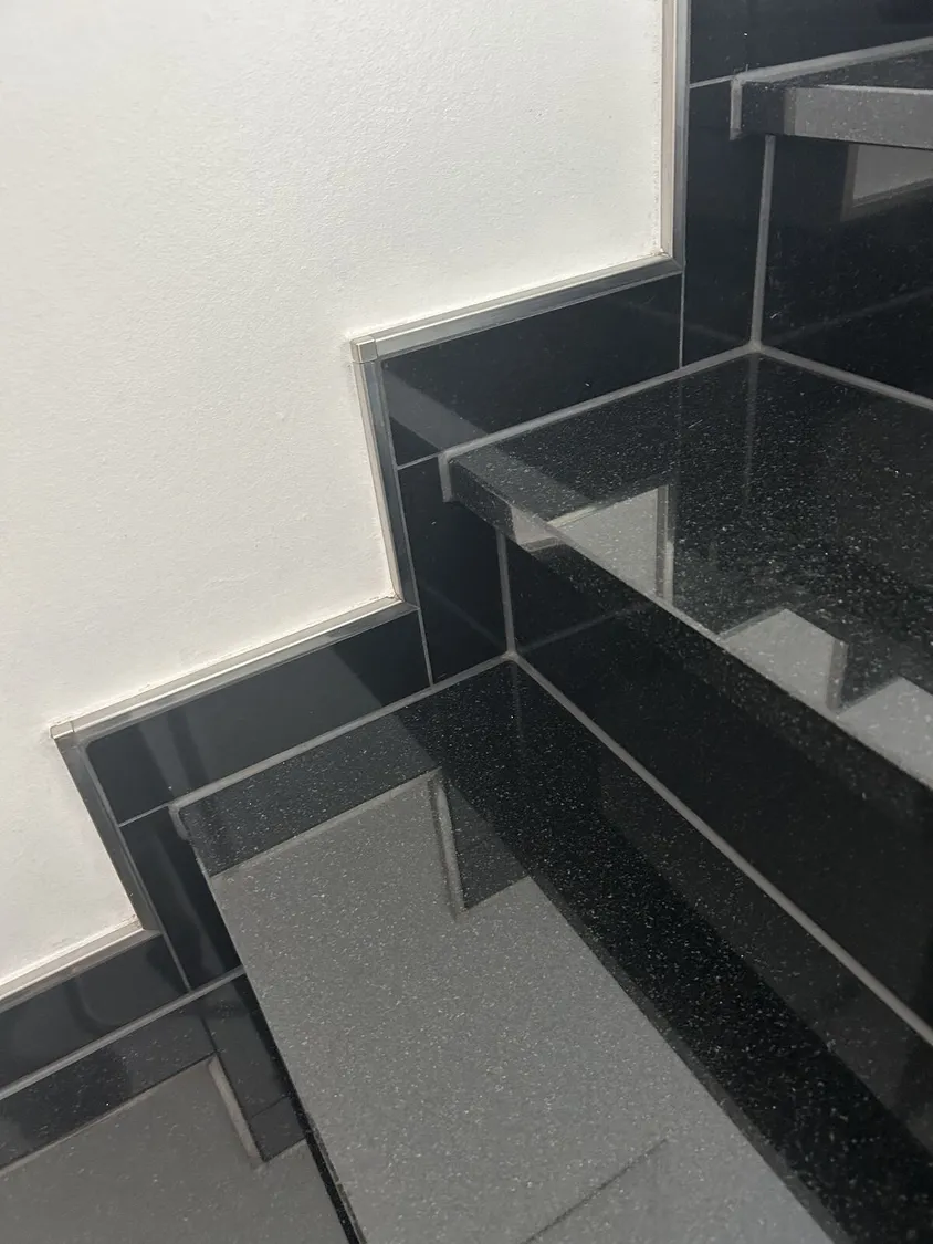 Umbau · Treppe – Naturstein-Treppe schwarz
