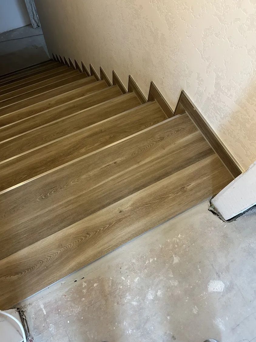Umbau · Treppe – Wendel-Treppe in Holzoptik
