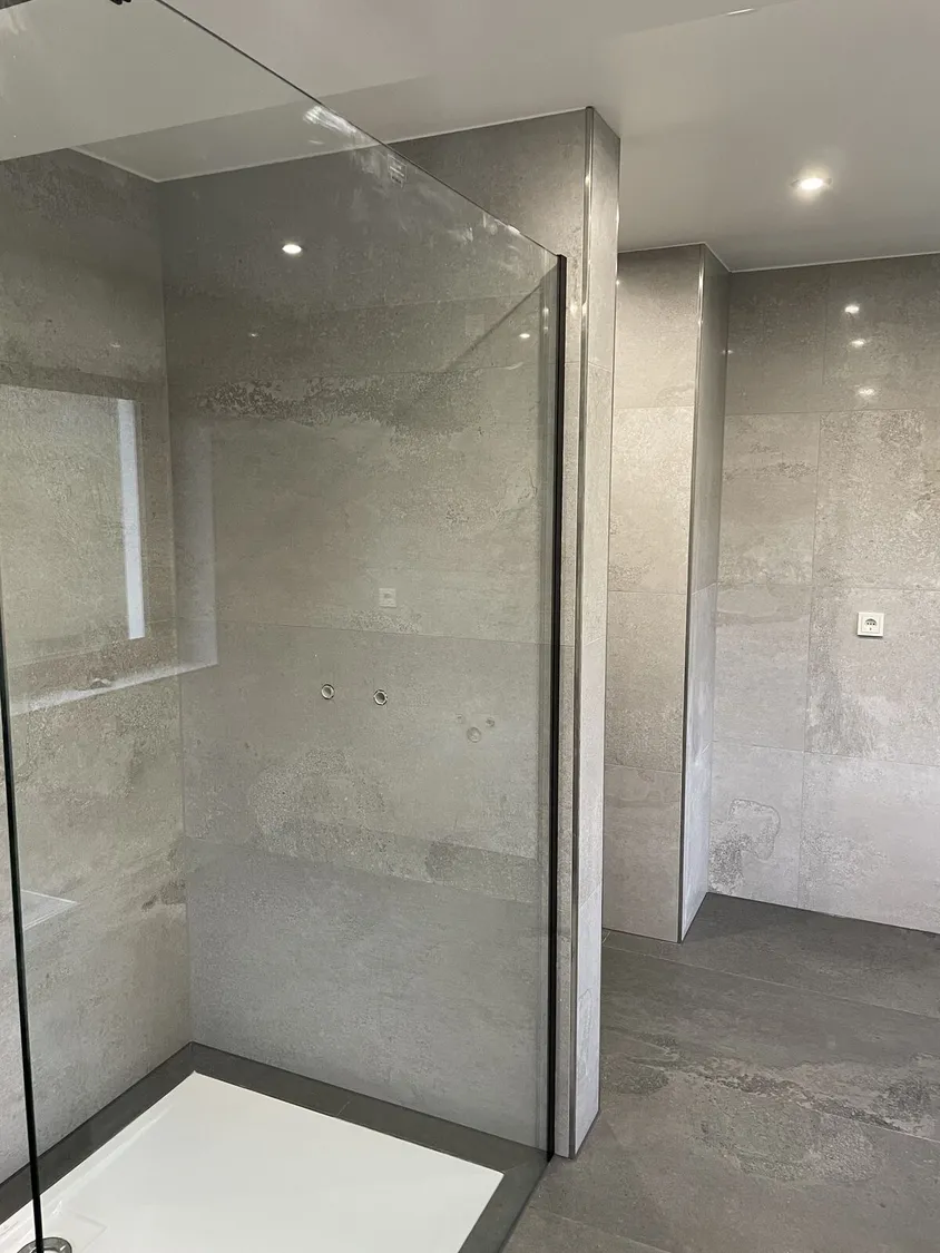 Umbau · Bad – Walk-in Dusche in Grau