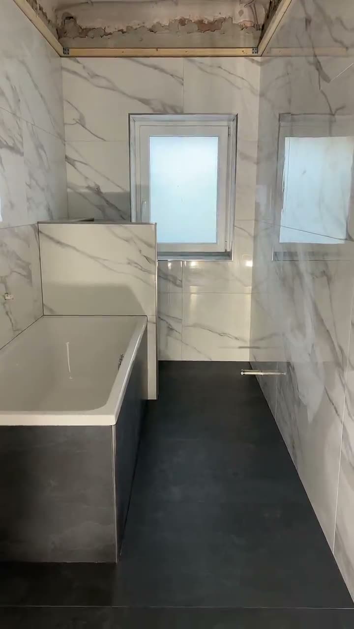 Marmor-Bad mit Wanne