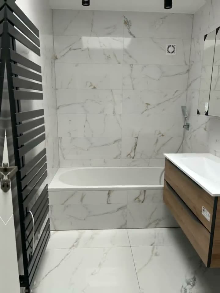 Marmor-Bad mit Designheizkörper