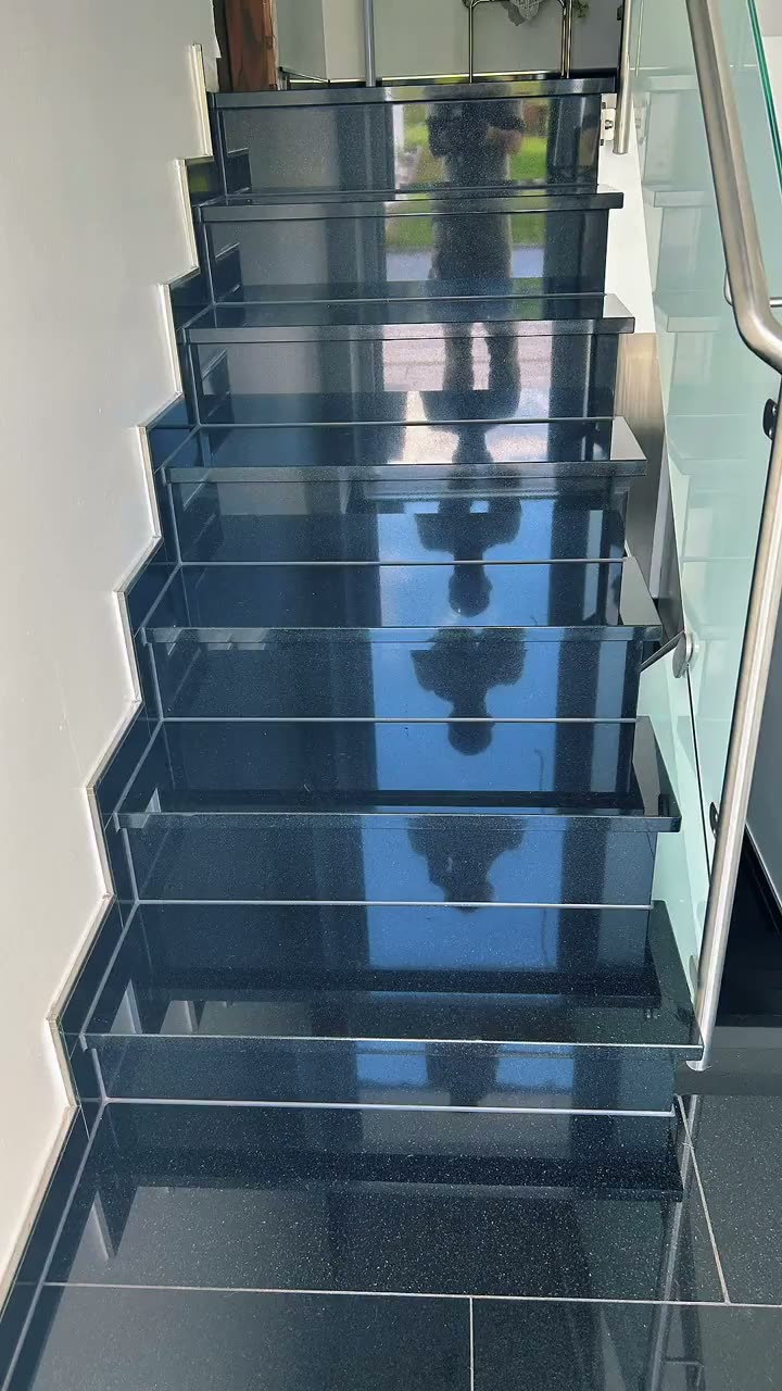 Schwarze Glanz-Treppe