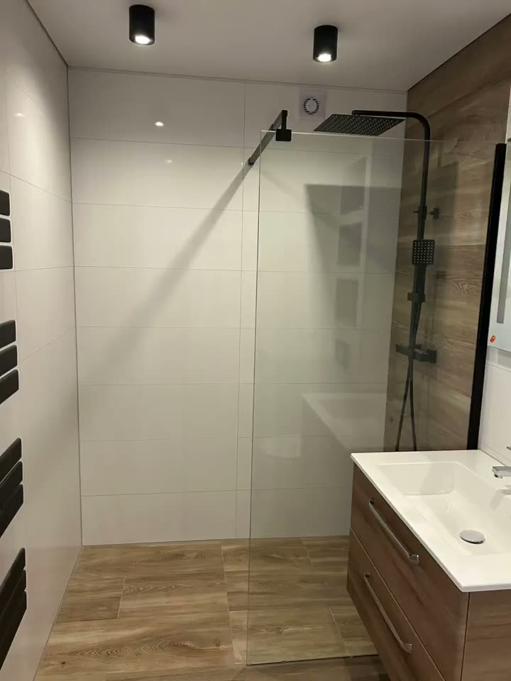 Walk-in Dusche mit Holzakzent